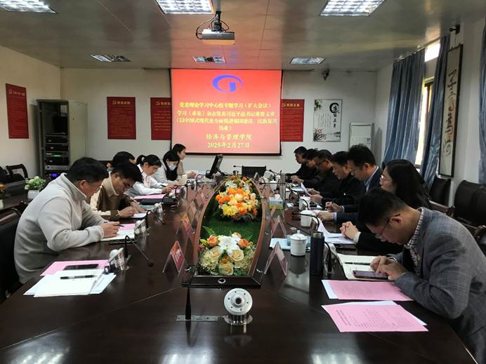 一群人在餐厅用餐 AI 生成的内容可能不正确。